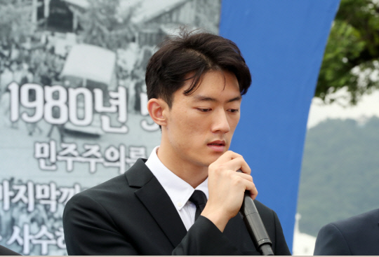 지난 5월 27일 광주 동구 금남로 일대에서 전직 대통령 전두환씨의 손자 전우원씨가 제43주년 5·18 민주화운동을 기념하는 부활제에 참석해 오월영령과 시민들에게 사죄하고 있다. [광주=연합뉴스]